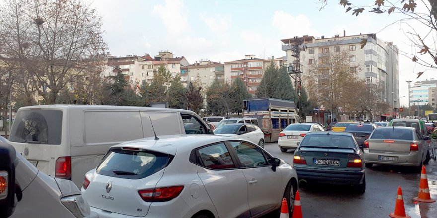 İlyasbey Caddesi geçit vermiyor!