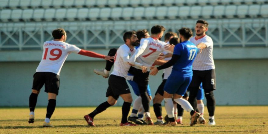Kullarlı futbolculara saldırdılar maç iptal oldu