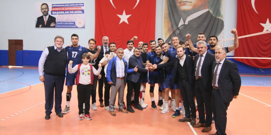 Büyükşehir Kağıtspor voleybolda liderliğini sürdürdü