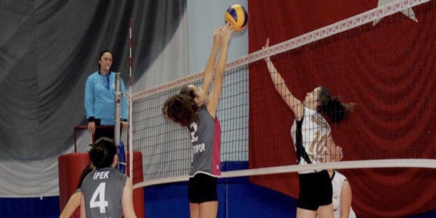Küçük kızlar voleybol Play-Off maçları başladı