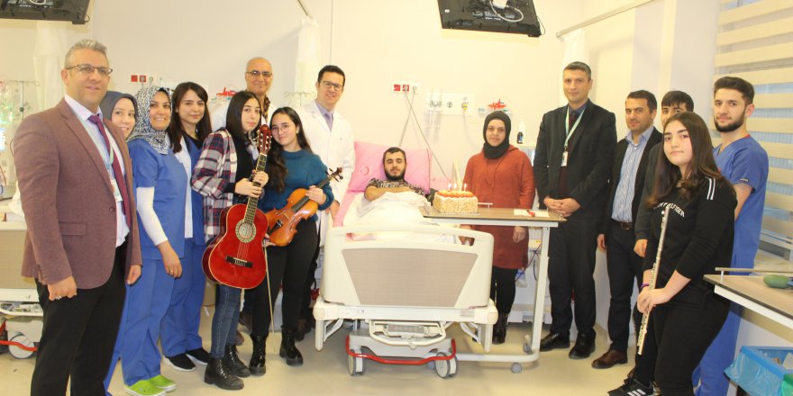 Hastanede sürpriz doğum günü kutlaması