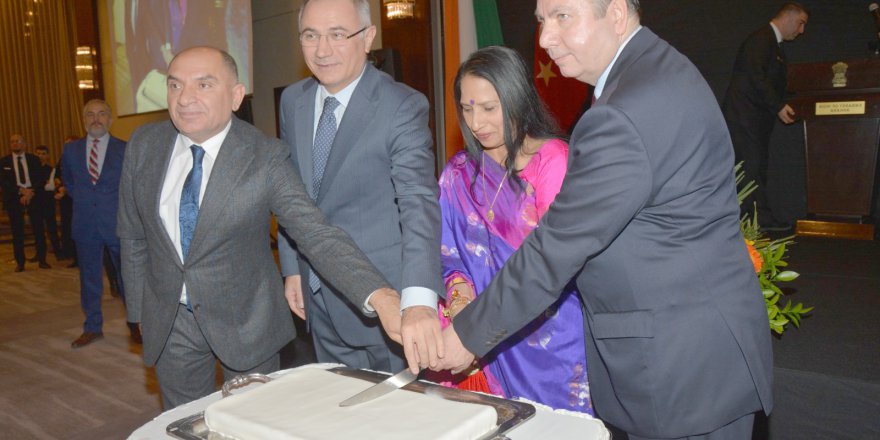 Hindistan’ın kuruluş yıldönümü resepsiyonuna katıldı