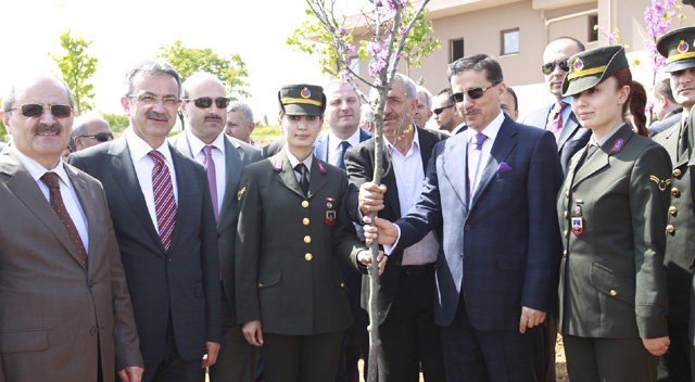 Şehitlerin adı fidanlarda yaşatılıyor