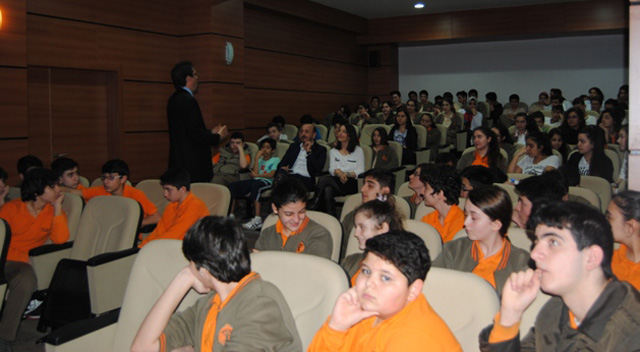 Öğrencilere interneti doğru kullanımı anlattı