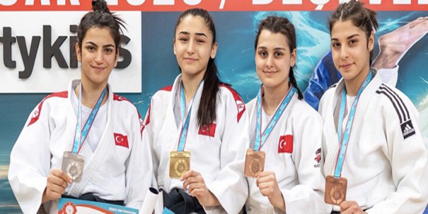 Judoculardan madalya yağmuru