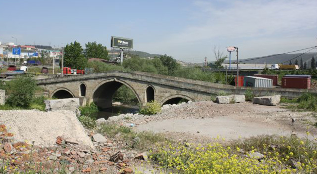 Tarihi köprü bakım bekliyor