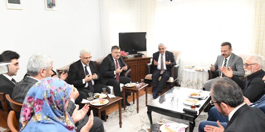 Vali Aksoy şehit ailesini ziyaret etti