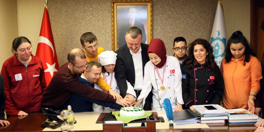 Başkana sürpriz doğum günü