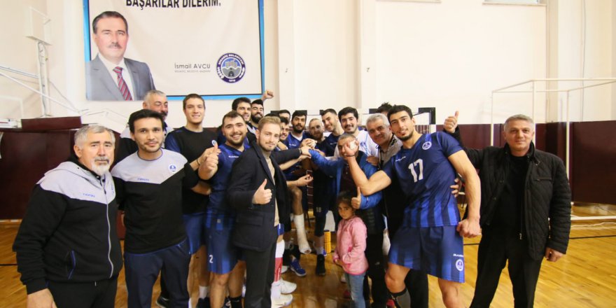 Büyükşehir Kağıtspor voleybolda liderliği geri aldı