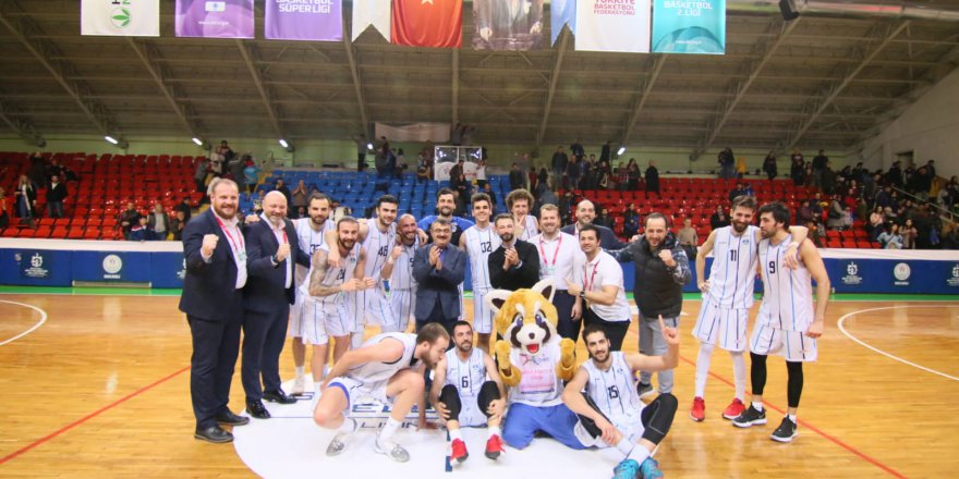 Kağıtspor basketbolda şampiyonluğa yürüyor