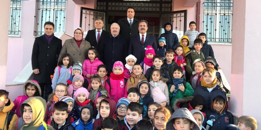 Bayrak törenine katıldılar