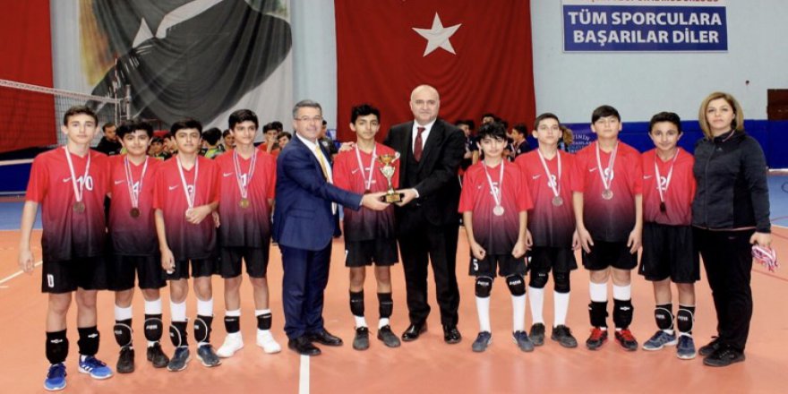 Şampiyon Uluğbey kupayı kaptı