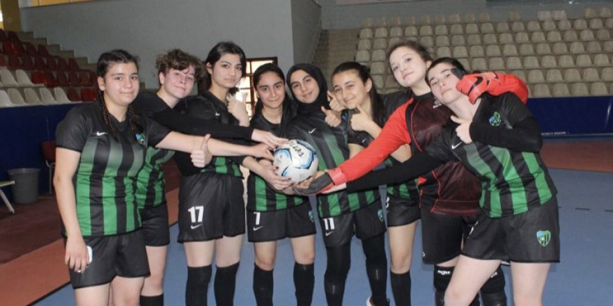 Futsal kızlarda grup maçları bitti