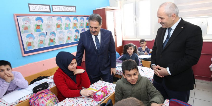 Beylikbağı Ortaokulu’nda bayrak törenine katıldılar