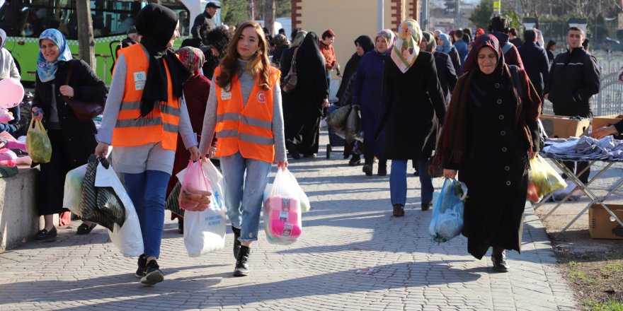 Yaşlıların poşet ve arabalarını taşıdılar