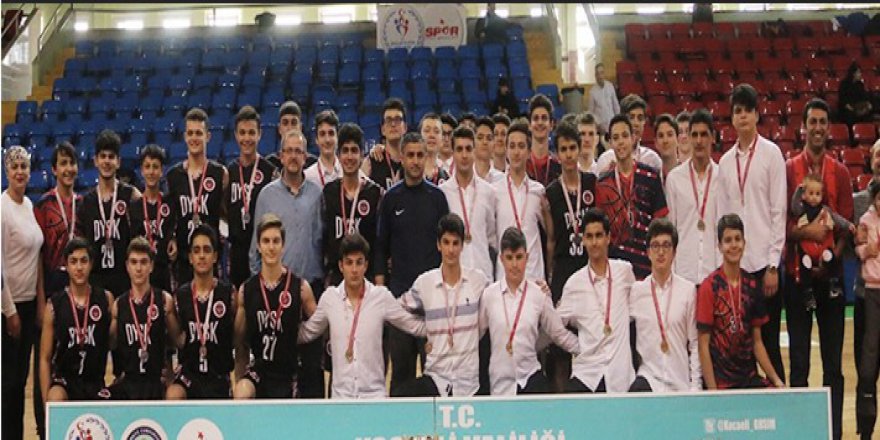 Basketbol’da kupalar verildi