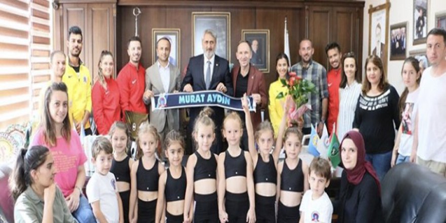 KASKF cimnastikçilerin yanında