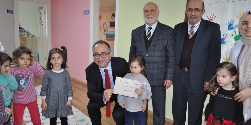 Harçlıklarını depremzedelere gönderdiler