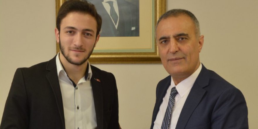 Genç yazar ilk kitabını Yamen’e hediye etti