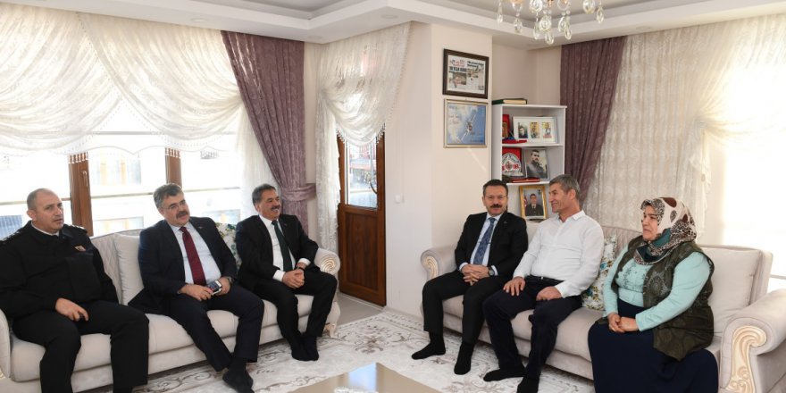 Vali Aksoy şehit evini ziyaret etti