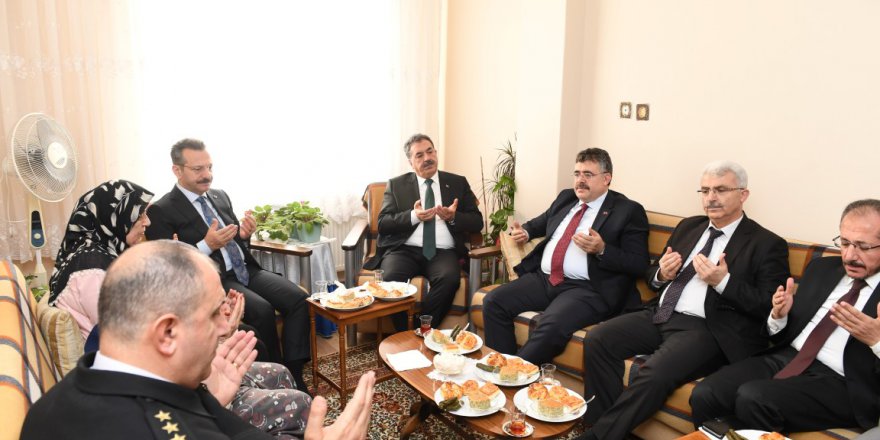 Şehit Polisin ailesini ziyaret etti