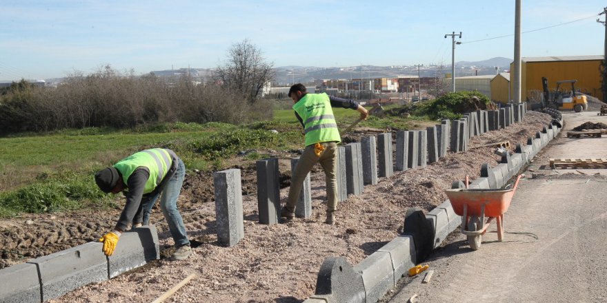 Kamyoncular garajında asfalt serim çalışmaları