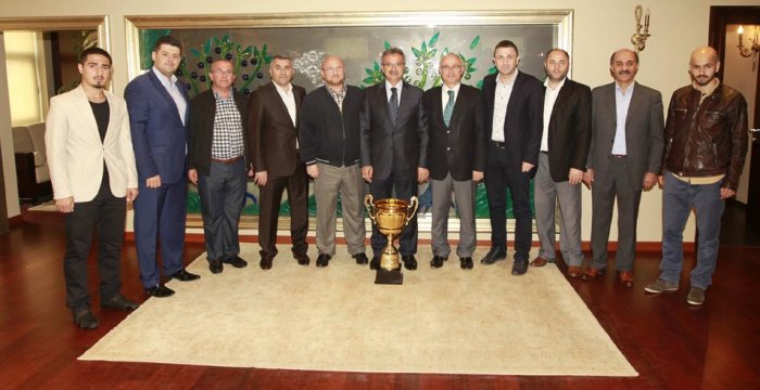 Şampiyon S. Orhan kupayla geldi