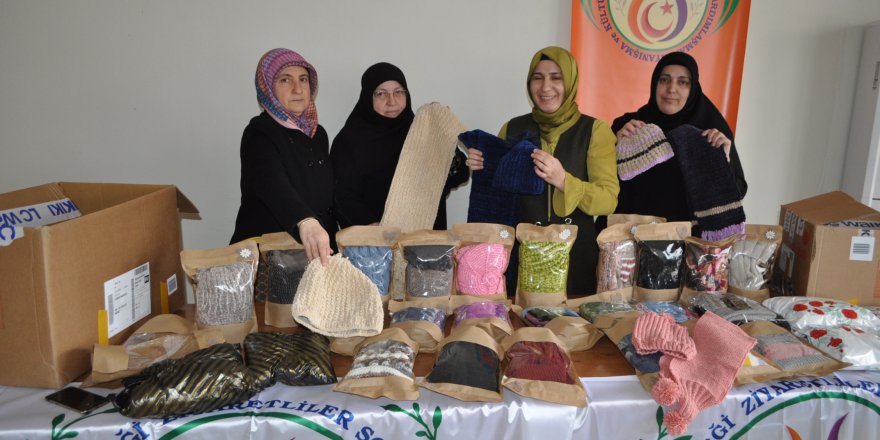 Elâzığ’daki depremzede çocuklara atkı ve bere yardımı