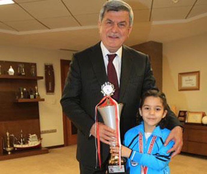 Minik Elif, Avrupa yolunda