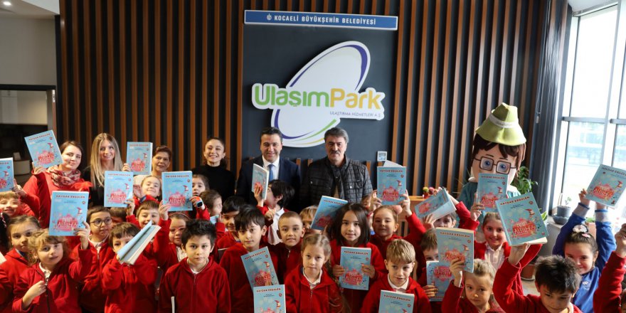 Minik öğrenciler büyüklerine kitap hediye etti