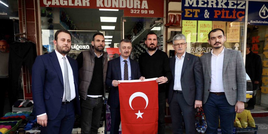 Vatandaşlara Türk bayrağı hediye etti