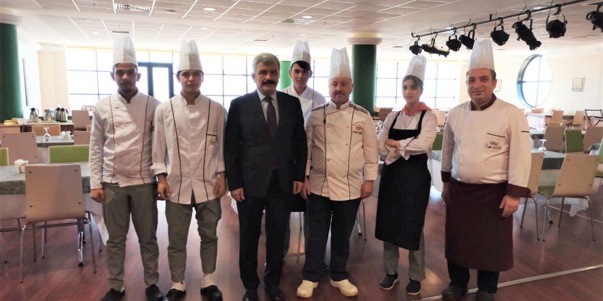 Beyaz Kalpli öğrencilerden KOÜ yönetimine yemek