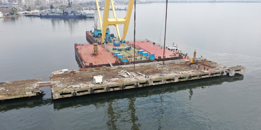 İskele yüzer vinç ile yıkılıyor