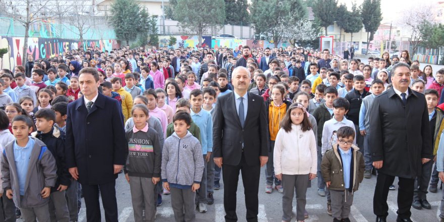 Adem Yavuz Okulunda bayrak töreni