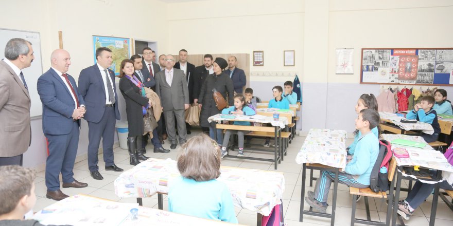 Öğrencilere kitap hediye etti