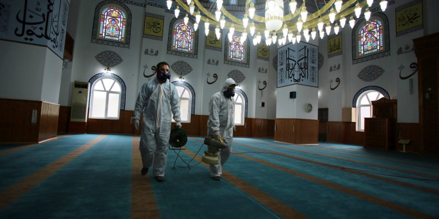 Büyükşehir camileri dezenfekte ediyor