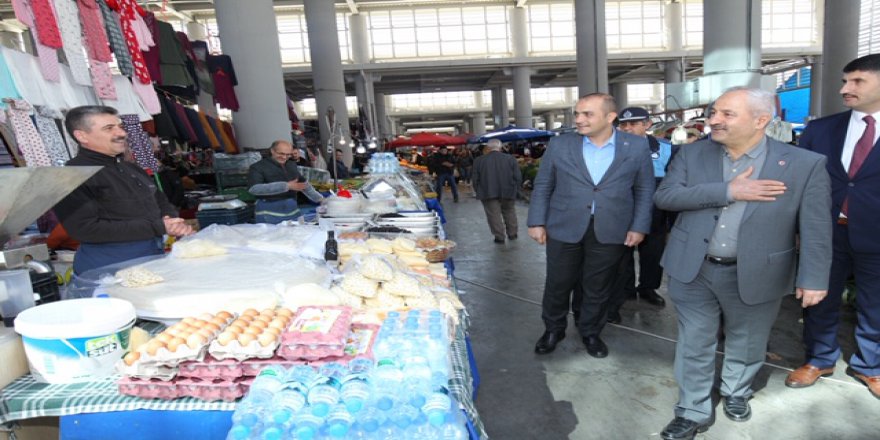 Başkan Büyükgöz Cuma Pazarında