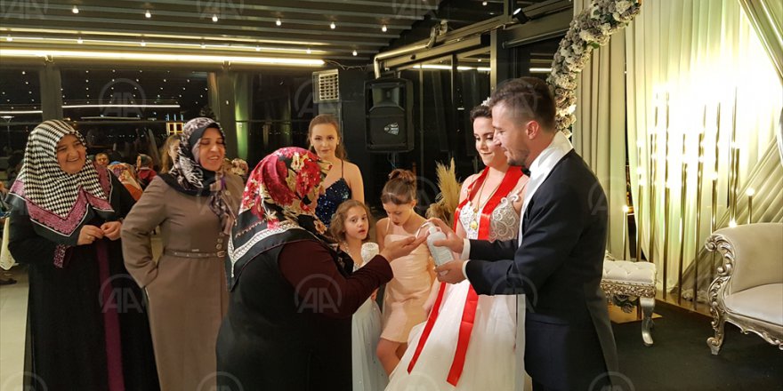 Düğüne gelen davetlilere dezenfektan tutuldu