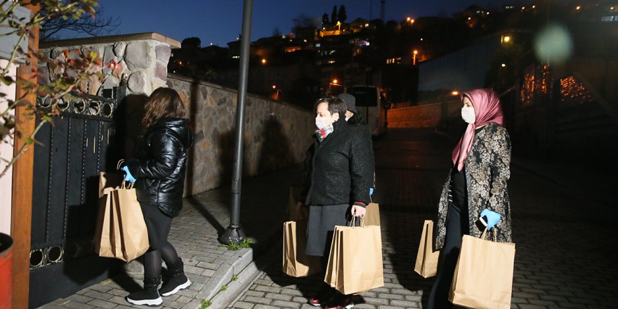 "Mahallenin gençleri" tarihi sokağın yaşlı sakinlerine kolonya dağıttı