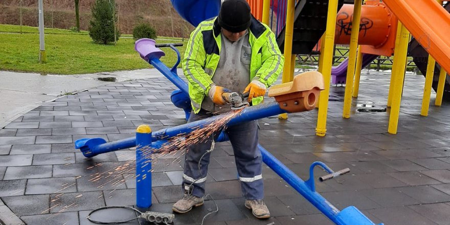 Çocuk oyun gruplarının bakımları yapılıyor