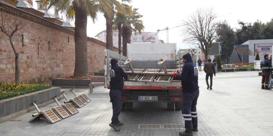 Kent Meydanındaki  oturaklar kaldırıldı