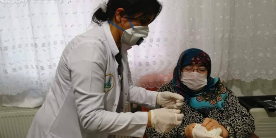 Yaşlılar evlerinde bilgilendiriliyor