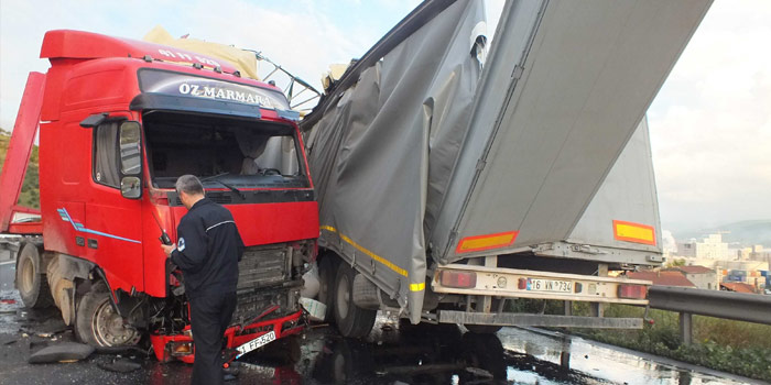 İki tır çarpıştı: 1 ölü, 1 yaralı