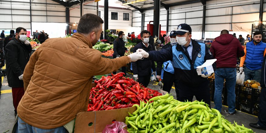 Zabıtadan pazarcılara maske