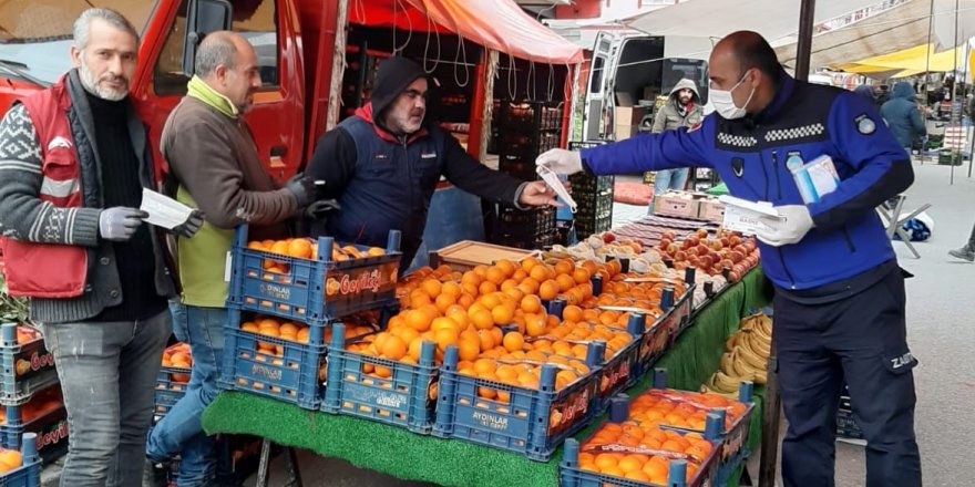 Dilovası’nda pazarcı esnafına maske ve eldiven dağıtıldı