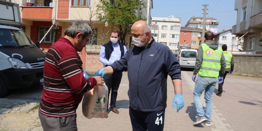 Bıyık, vatandaşlara ekmek dağıttı