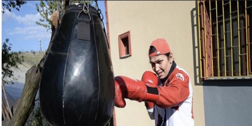 Milli boksör bahçede yumruk atıyor