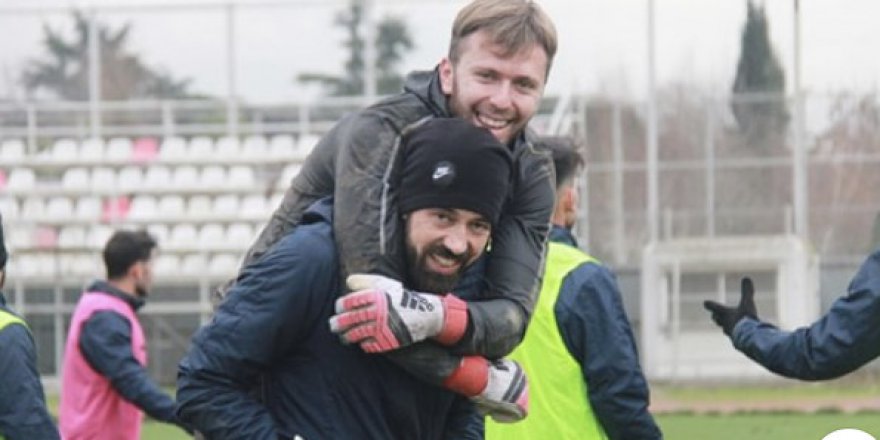 Kaleci Volkan boş durmuyor