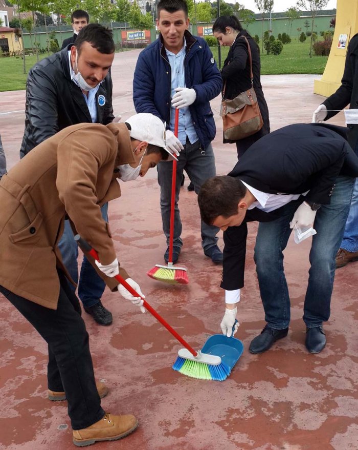 AKP’li gençler sözde temizlik yaptı