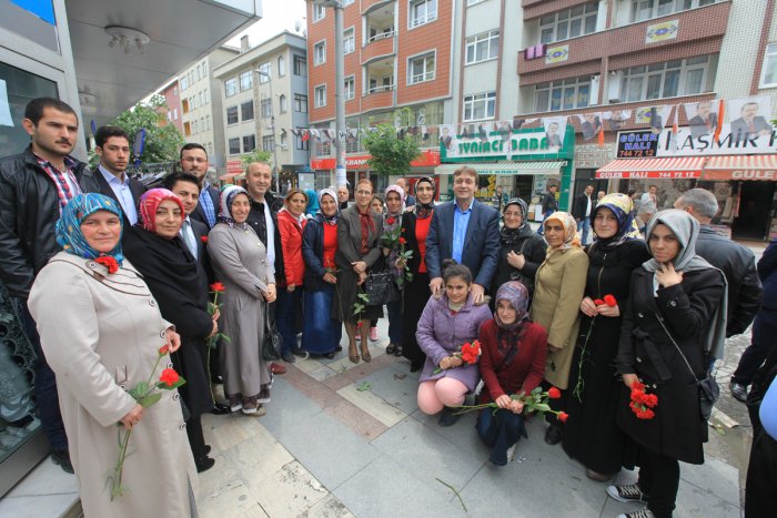 Başkan Demirci, annelere gül ve karanfil dağıttı